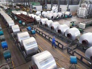 Los precios del aluminio bajan a pesar de que los cierres de las fundiciones reducen la oferta
