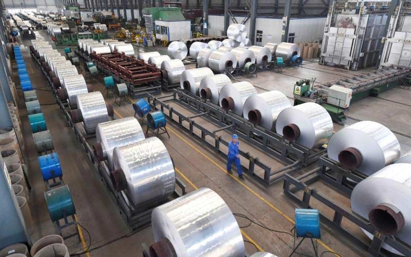 Los precios del aluminio bajan a pesar de que los cierres de las fundiciones reducen la oferta