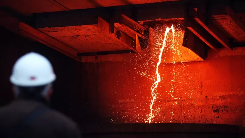 Cobre cae presionado por expectativas de debilidad en la demanda