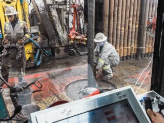 El petróleo sube después de la pérdida semanal mientras la desaceleración se cierne sobre el mercado