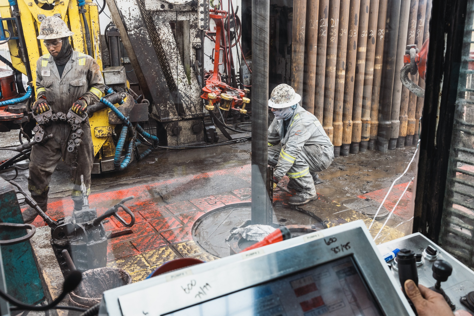 El petróleo sube después de la pérdida semanal mientras la desaceleración se cierne sobre el mercado