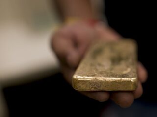El oro lucha por la dirección mientras los comerciantes esperan un nuevo catalizador