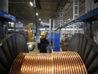 Récord de primas de cobre en Europa mientras los compradores excluyen a Rusia
