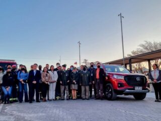Gracias al programa participativo “Diálogos para el Desarrollo” de Minera Antucoya, Bomberos de María Elena recibió nueva camioneta y equipamiento