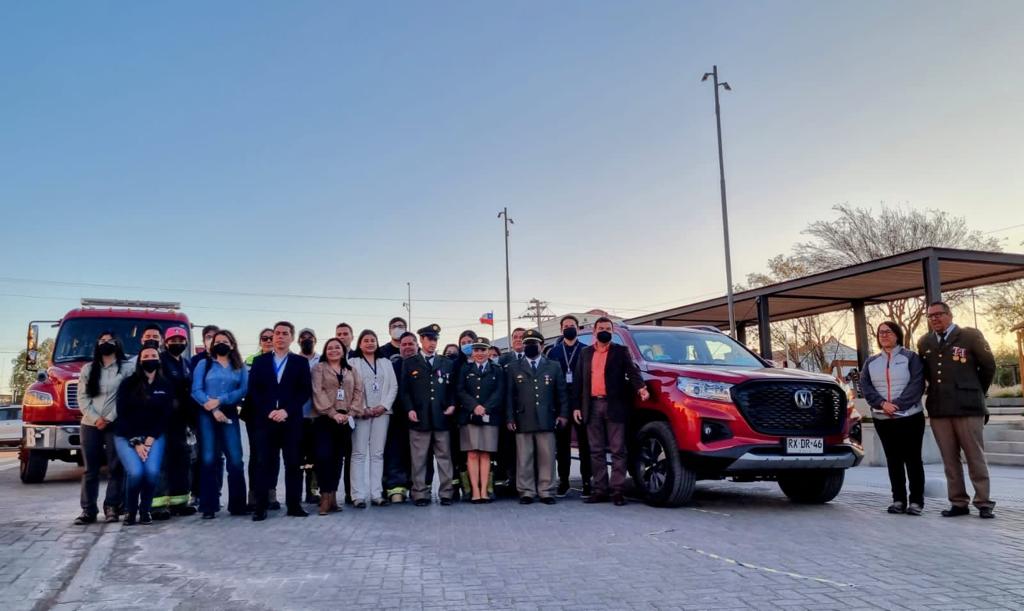 Gracias al programa participativo “Diálogos para el Desarrollo” de Minera Antucoya, Bomberos de María Elena recibió nueva camioneta y equipamiento