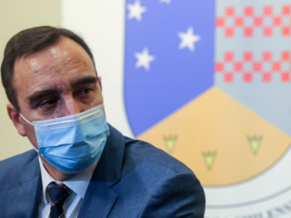 Gobernador de Magallanes pide "afinar" procesos ambientales tras retiro de proyecto eólico: "Normativa tiene que estar clara"