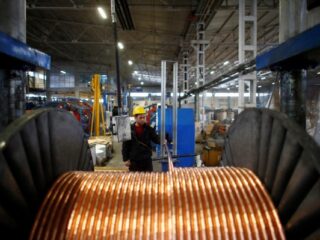 Cobre baja ante un aumento de los casos de Covid en China y la firmeza del dólar