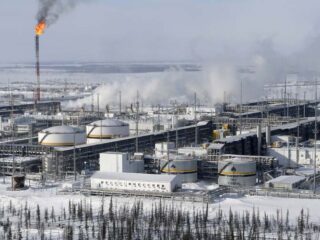 Rusia afirma que puede mantener la producción de petróleo en 9,9 millones de barriles diarios