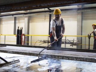 El precio del zinc alcanzó su nivel más bajo desde marzo de 2021, ya que los datos de la fábrica alimentan las preocupaciones sobre la demanda de acero