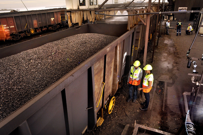 Sudáfrica busca poner fin a la amenaza de seguridad a la línea ferroviaria clave del carbón