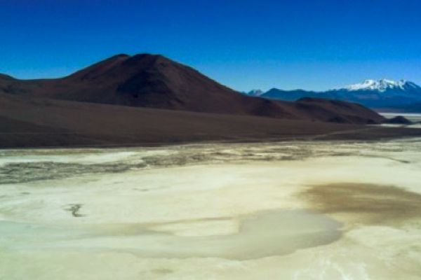 Albemarle renuncia a derechos de agua, apuesta por desalación y reformula métodos de extracción del litio