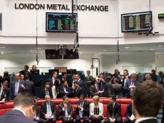 LME intensifica el escrutinio del comercio de níquel a medida que los precios oscilan violentamente