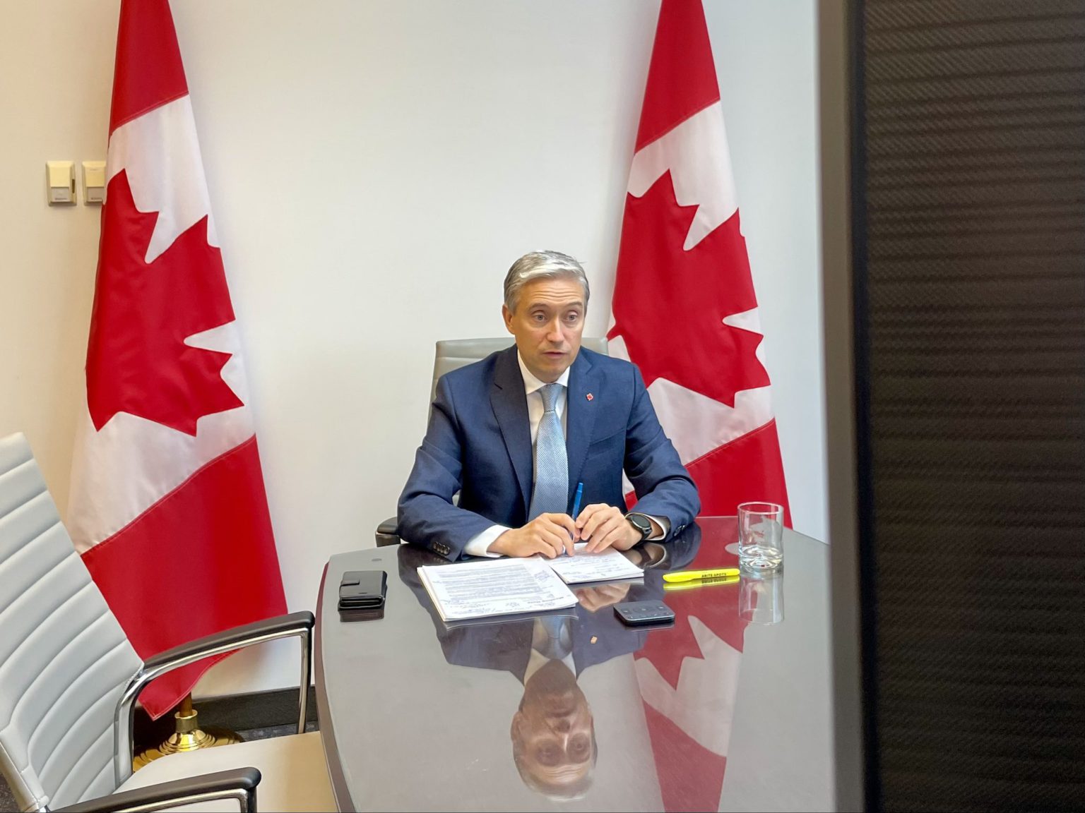 Canadá ordena a tres empresas chinas que abandonen acuerdos de minerales críticos