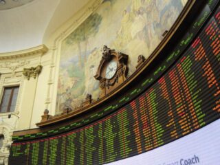 Rebote de SQM por efecto “compra de dividendos” elevan al IPSA en medio de temores globales por contagios de Covid-19 en China
