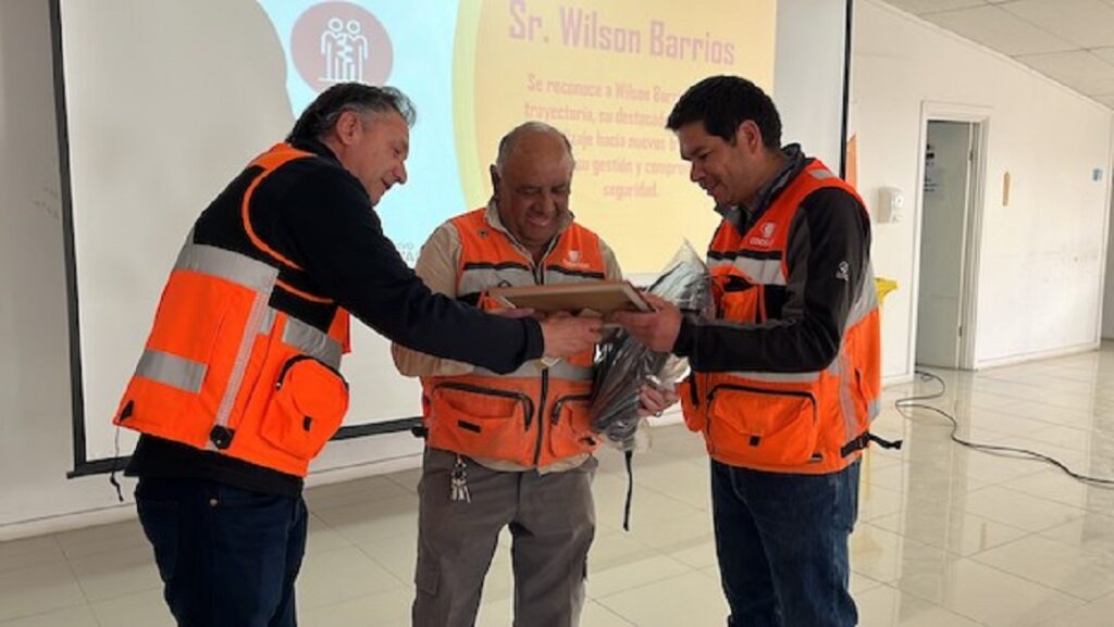 Emotivos reconocimientos realizan familias a trabajadores destacados de Planta Concentradora de Codelco Salvador