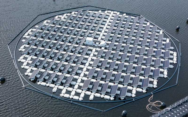 Los innovadores paneles solares flotantes de una empresa portuguesa siguen el movimiento del Sol