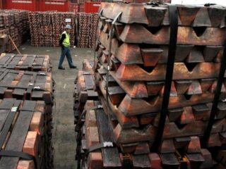 Cobre cae, ya que débiles datos chinos alimentan la inquietud por la demanda