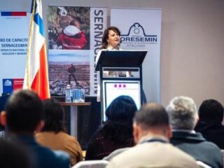 Ministra Hernando inaugura primera planta fotovoltaica construida sobre un tranque de relave cerrado en Atacama
