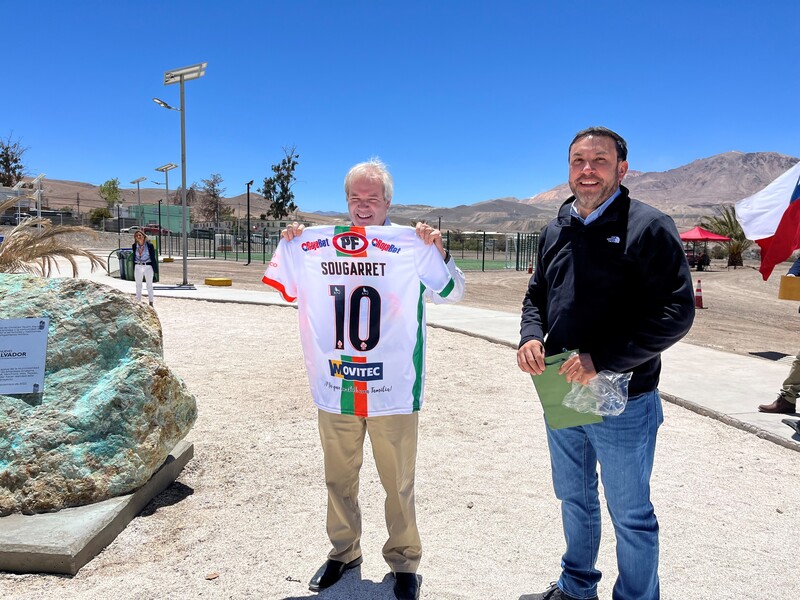 Presidente de Codelco André Sougarret recibe la primera camiseta oficial de Cobresal 2023