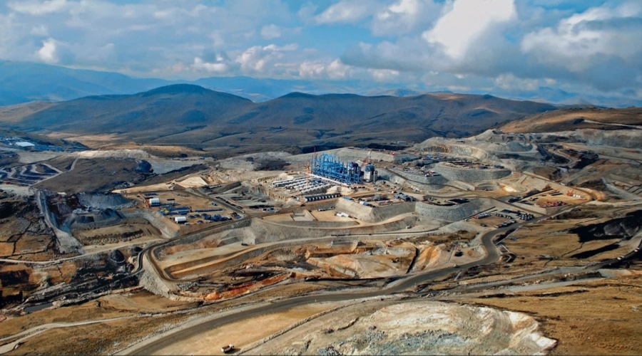 Comunidad peruana bloquea carretera minera clave en medio de protestas