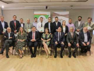 Entrega certificados a personas competentes de la comisión minera