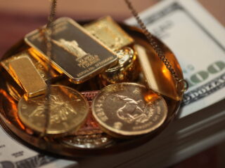 El precio del oro cae desde el máximo de 8 meses mientras los inversores esperan los datos de inflación