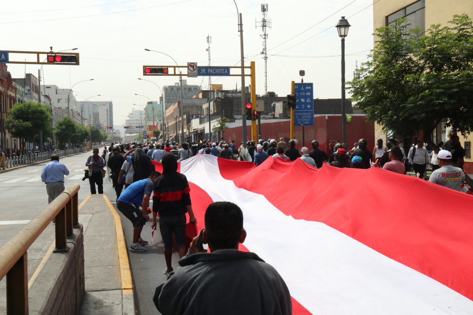 Violentas protestas en Perú ponen en peligro 30% de su producción de cobre