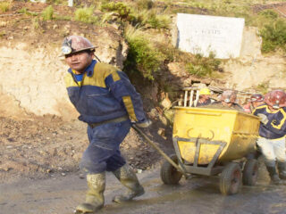 Bolivia: En la venta de zinc, el país "regala" US$1.200 MM en subproductos