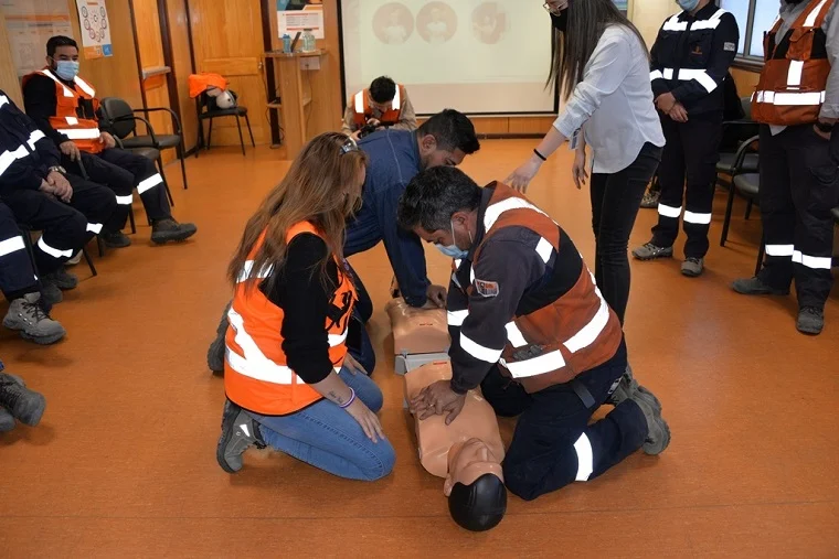 Trabajadores de Chuquicamata se capacitan en RCP y maniobra de Heimlich