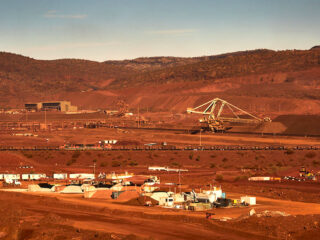 BHP espera que China respalde la demanda de materias primas en 2023