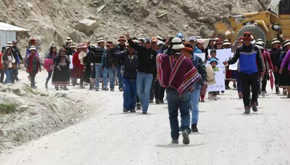 Protestas en Perú impiden a mineras de cobre Las Bambas, Hudbay y Antapaccay transportar su material