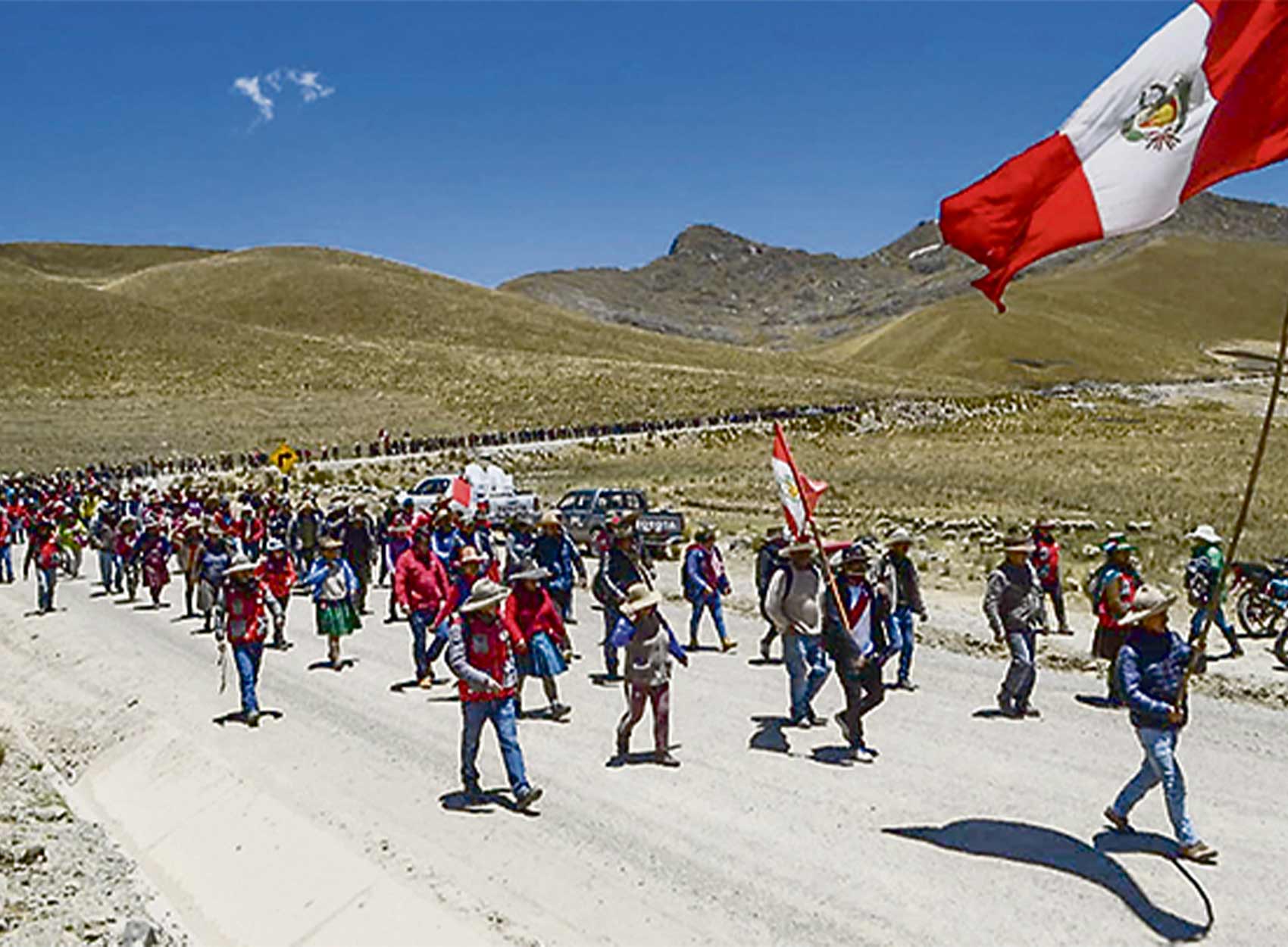 Corredor minero de Perú es desbloqueado por "tregua temporal" en medio de protestas