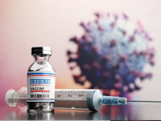 Por una fuga en un laboratorio chino: Así sería cómo surgió el coronavirus, según agencia de Estados Unidos