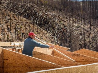 Collahuasi se une a la campaña de Desafío Levantemos Chile para reconstruir viviendas afectadas por los incendios forestales