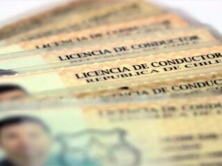 ¿Cuál es la multa si no llevo la licencia de conducir? ¿Puedo tener documentos en formato digital?