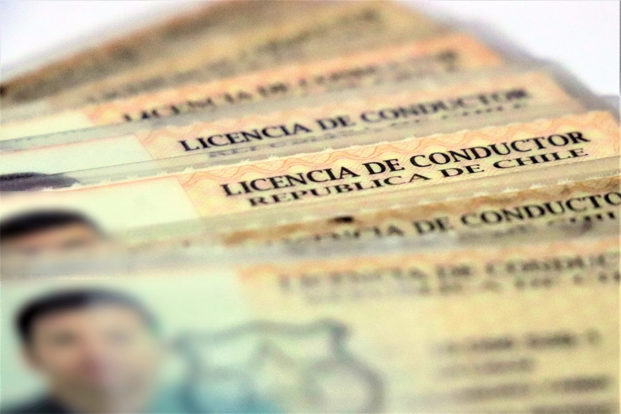 ¿Cuál es la multa si no llevo la licencia de conducir? ¿Puedo tener documentos en formato digital?