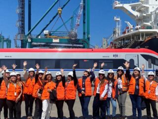 Mujeres ferroviarias reciben el tren más rápido de Sudamérica