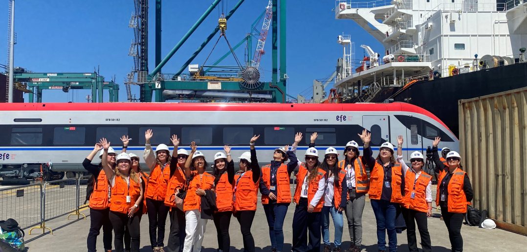 Mujeres ferroviarias reciben el tren más rápido de Sudamérica