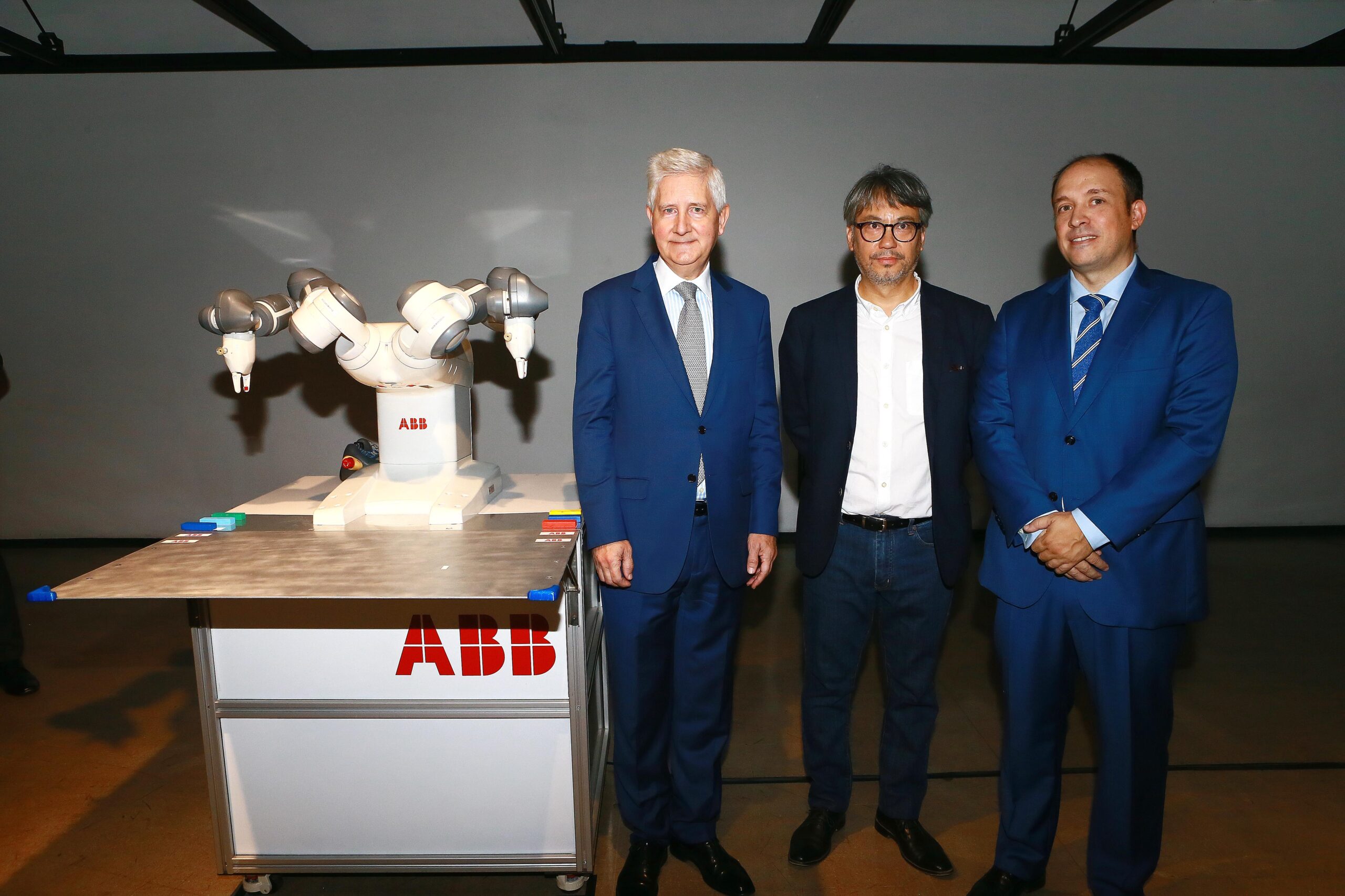 Robot colaborativo ABB visita galería Suizspacio en estación Ñuñoa del Metro de Santiago