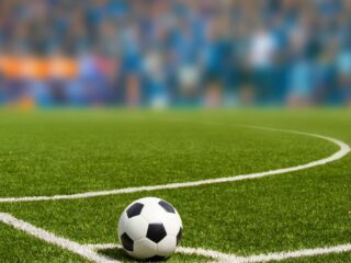 Estudio revela los clubes más estables del mundo: la UC y Huachipato lideran en Chile