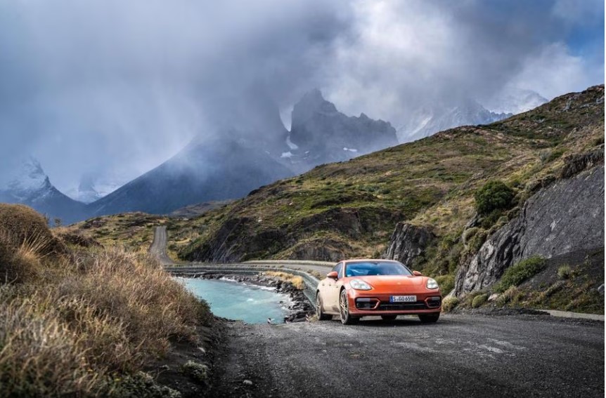 En un Porsche Panamera de sangre pura por el fin del mundo