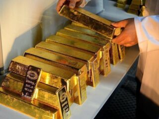 El precio del oro retrocede tras superar los 2.000 dólares y se acerca a su máximo histórico