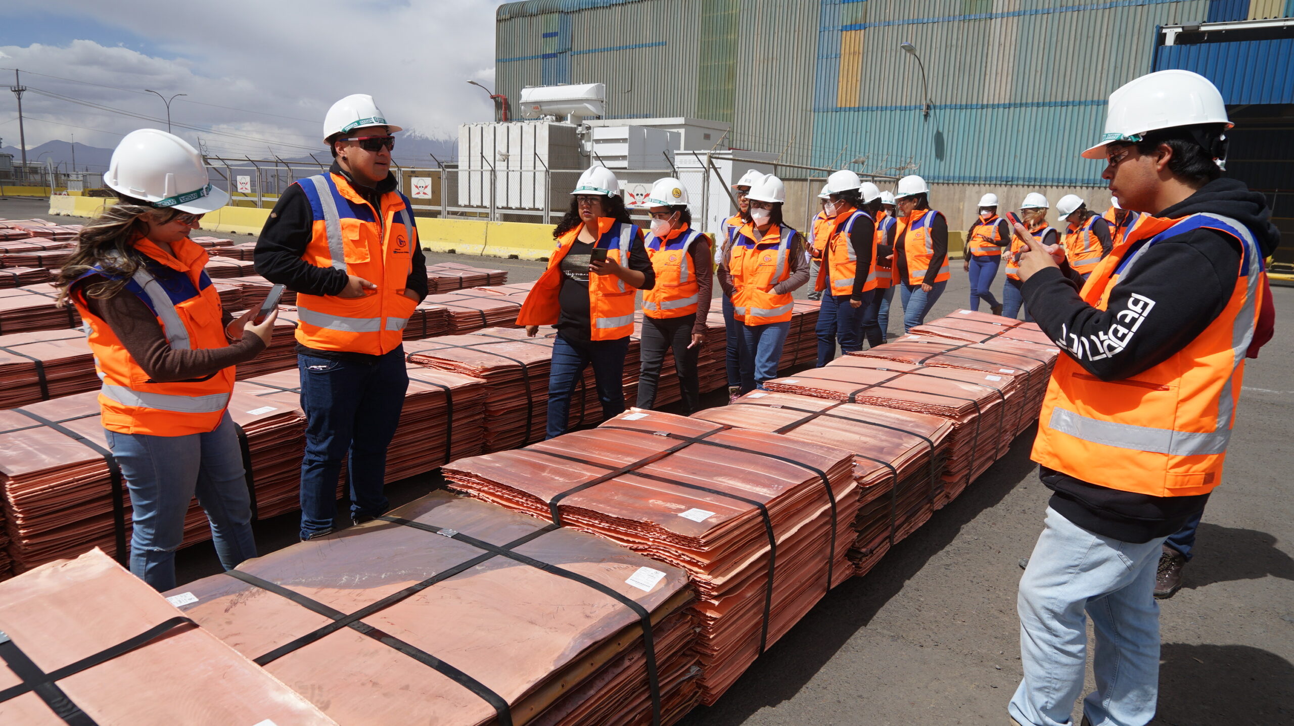 Estudiantes de INACAP conocieron en faena los procesos mineros de El Abra