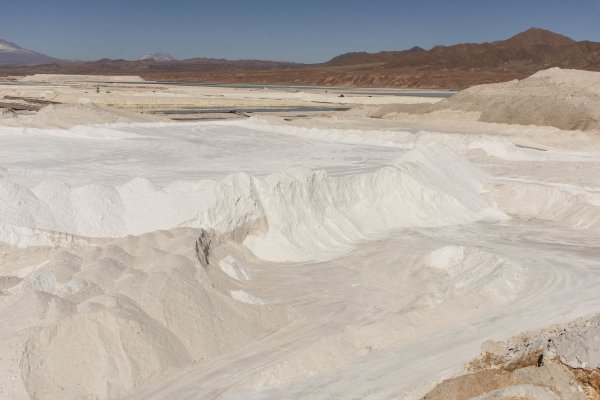 Perú busca sacar ventaja a Chile en mercado del litio distanciándose de políticas de control estatal