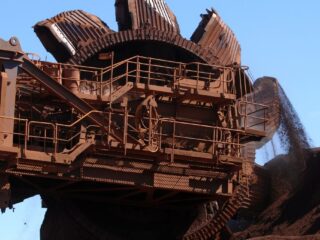 Precio del mineral de hierro en mínimo de 4 meses por demanda moderada y aumento de inventarios