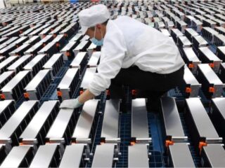 Gigante china de baterías de litio se reúne vía ley de lobby con Economía y Minería y llega acompañada de ex senadora y ex jefe de la Secom