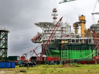 Los recortes de petróleo liderados por Arabia Saudita chocan con la avalancha de suministros alternativos