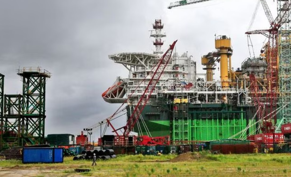 Los recortes de petróleo liderados por Arabia Saudita chocan con la avalancha de suministros alternativos
