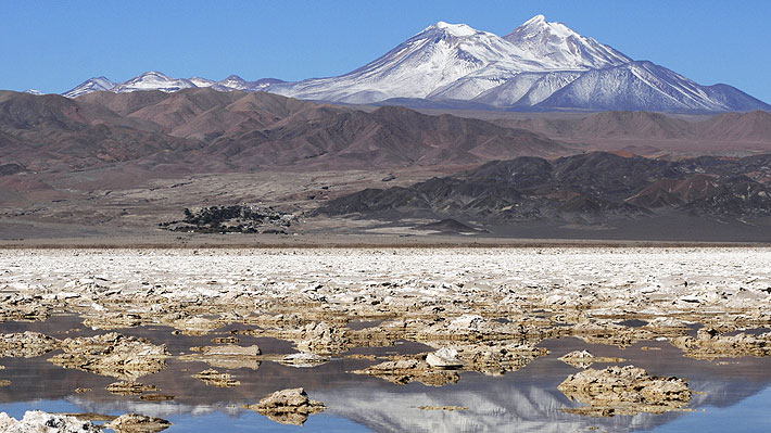 Clave para bombas atómicas: La historia del decreto de ley que llevó a Chile a declarar el litio como mineral "estratégico"