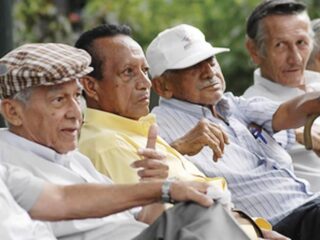 Bonos para jubilados: Estos son los pagos que reciben los pensionados del país